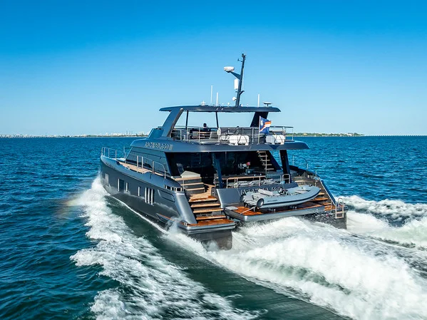 Weekly Yacht Charter in Miami: Costs, APA and Routes