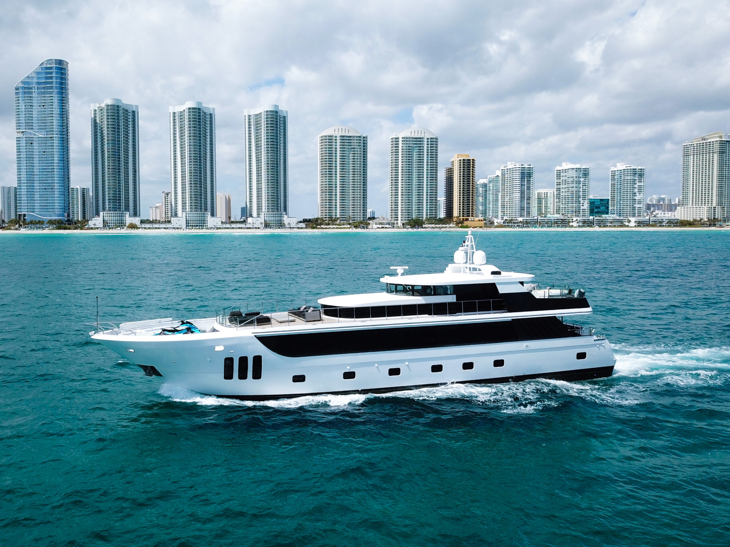 Private Yacht Charter Miami — Privilege Custom 112 deck