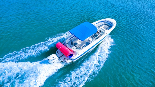 Sea Ray 26 Sundeck cruising on the Miami River