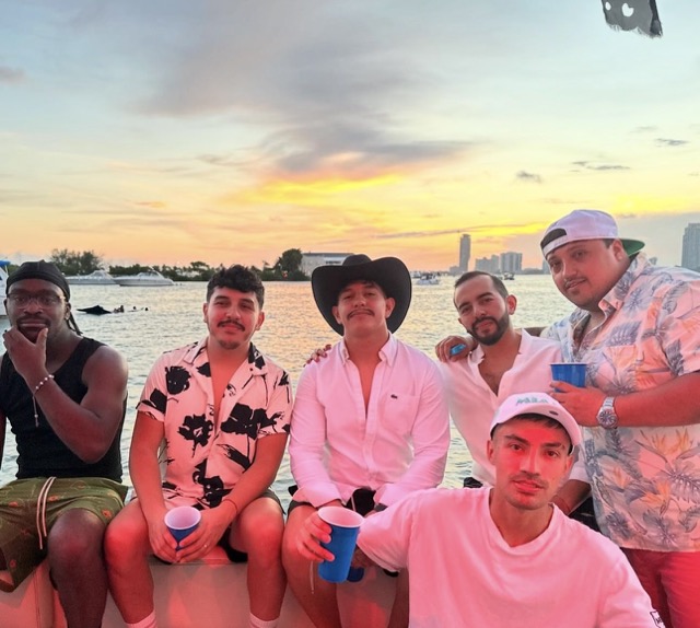 Private Yacht Charter Miami — cruising to sandbar