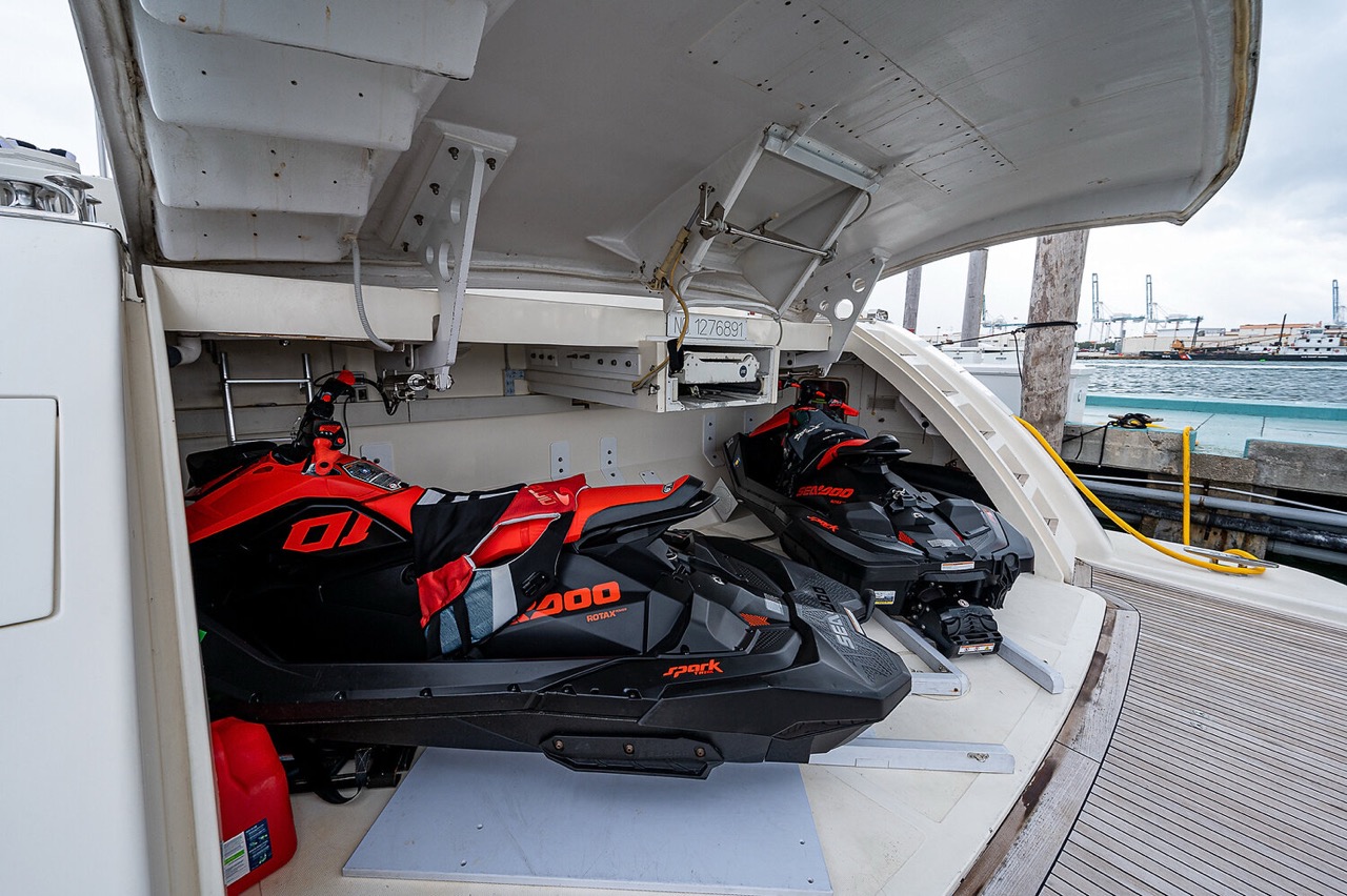 Leopard 98 ft - Bimini Charter 8 Primary stateroom β queen berth