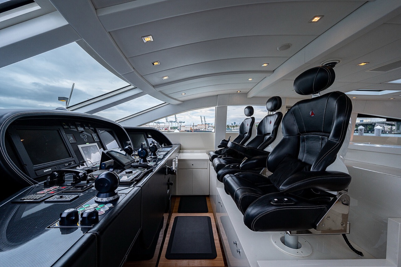 Leopard 98 ft - Bimini Charter 9 Guest cabin β twin berths