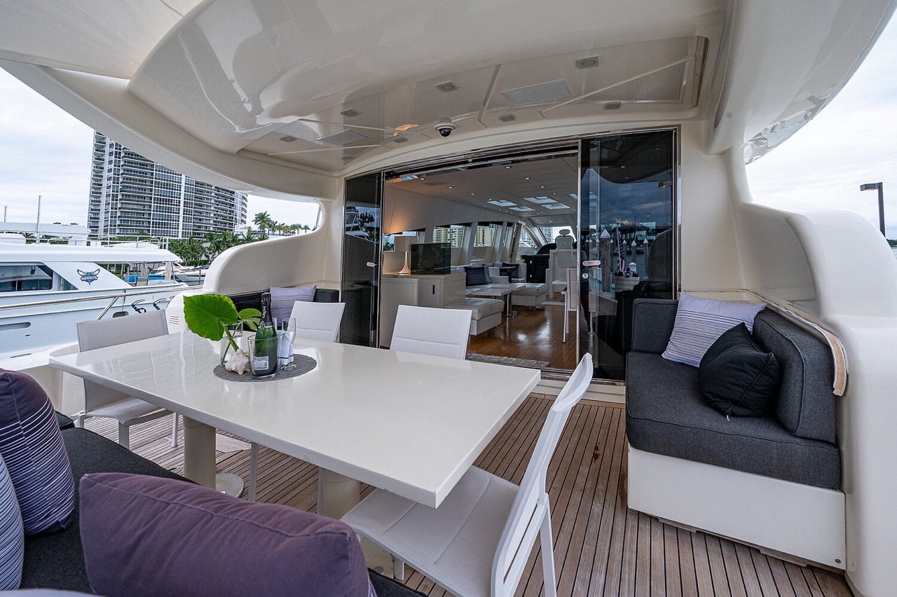 Leopard 98 ft - Bimini Charter 12 Dining area β interior view