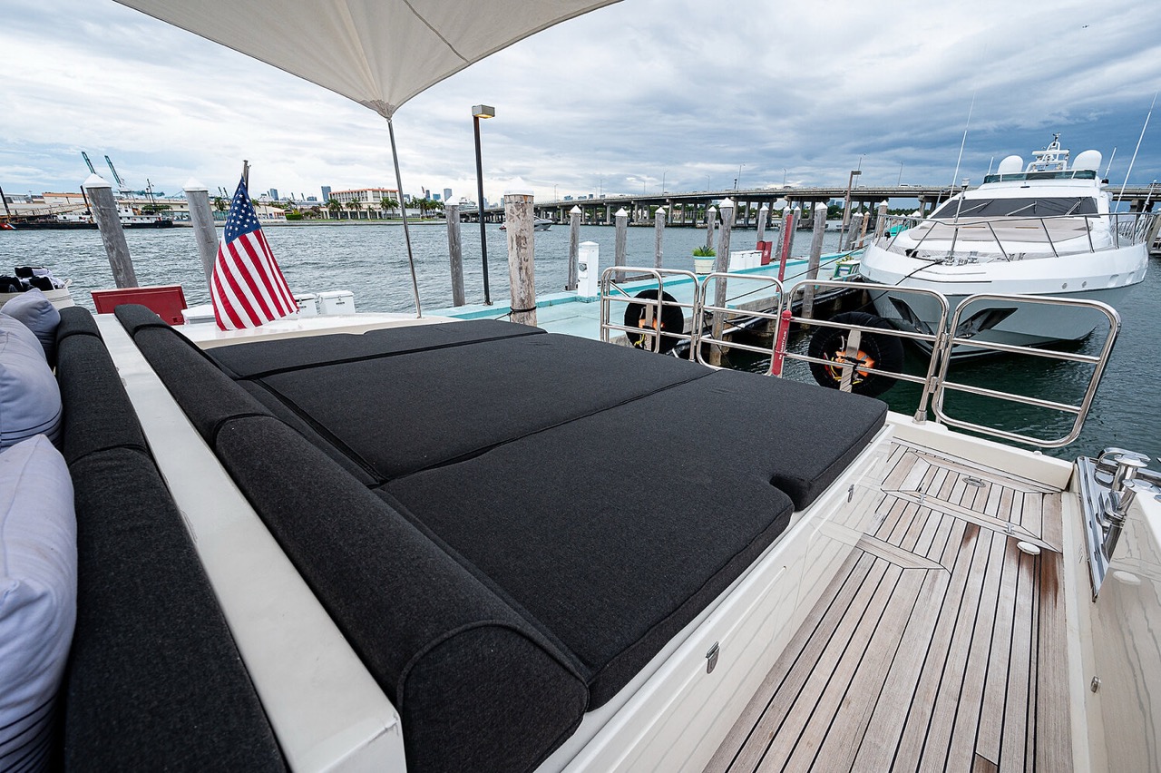 Leopard 98 ft - Bimini Charter 14 Salon lounge β alternate angle