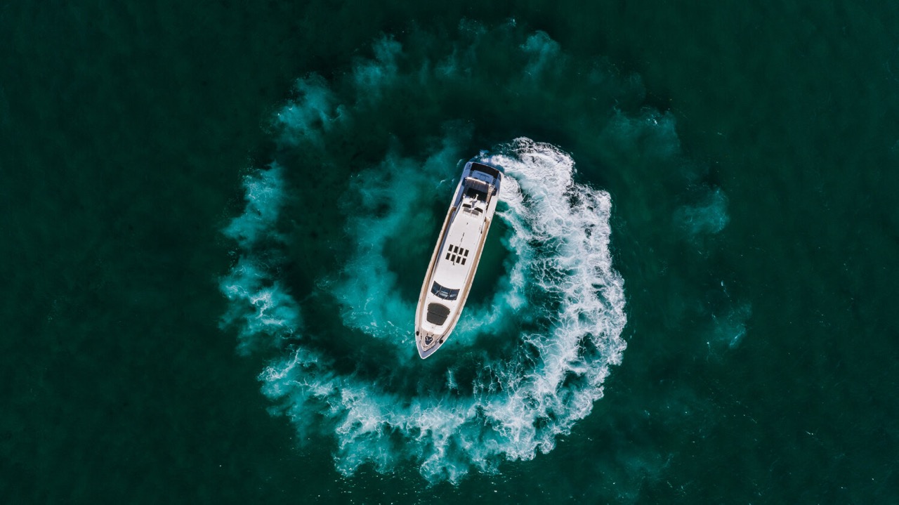 Leopard 98 ft - Bimini Charter 2 Aerial three-quarter view at speed