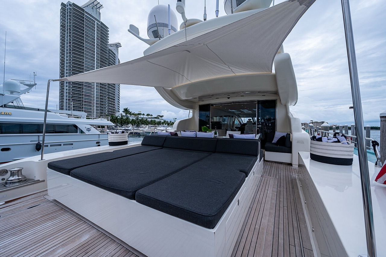 Leopard 98 ft - Bimini Charter 16 Aft cockpit β lounge layout