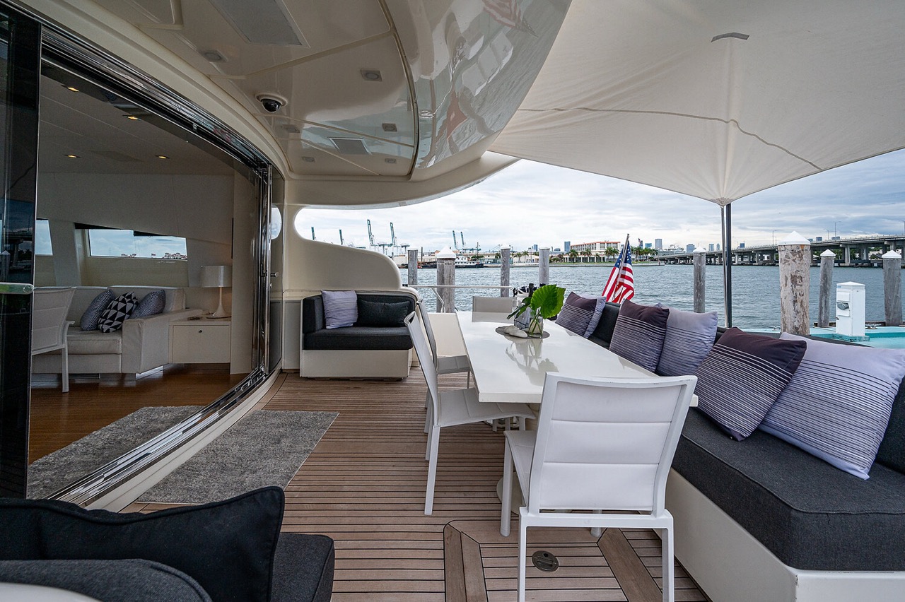 Leopard 98 ft - Bimini Charter 17 Cabin corridor perspective