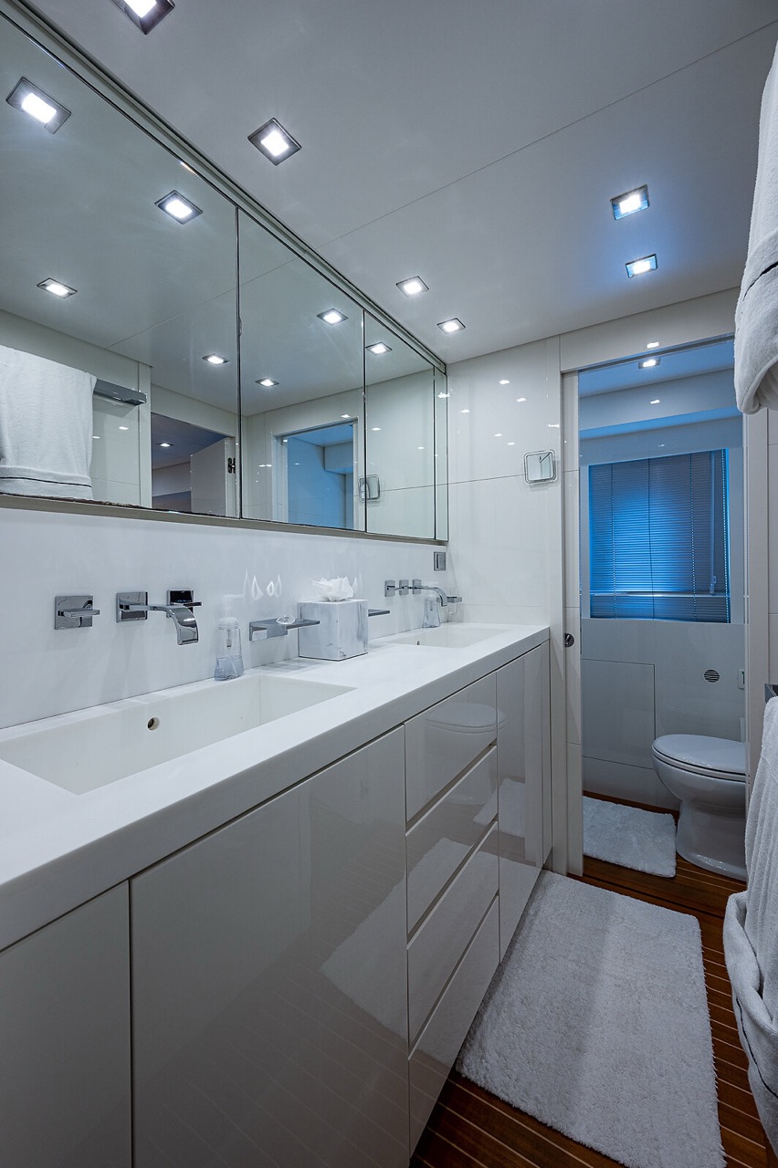 Leopard 98 ft - Bimini Charter 19 Swim platform and ladder