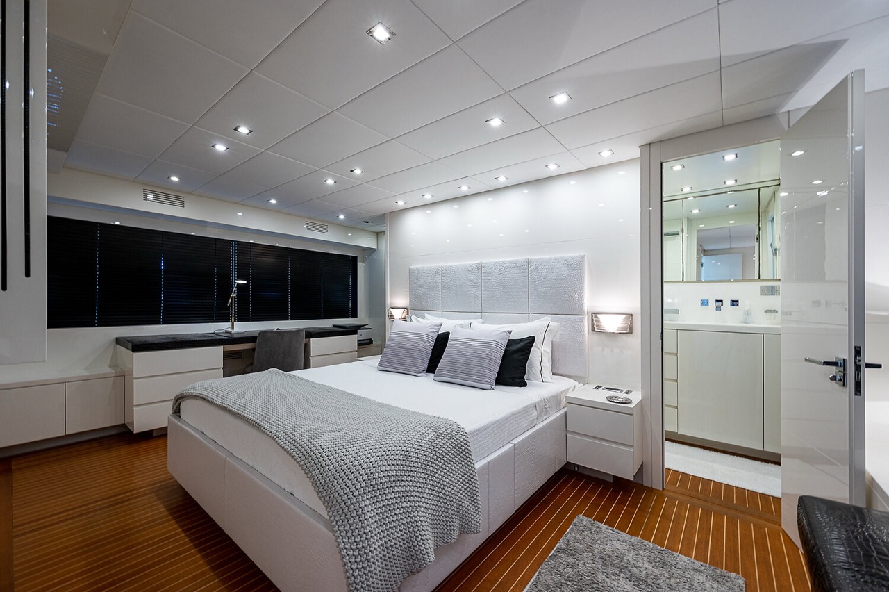 Leopard 98 ft - Bimini Charter 21 Bridge seating β alternate view