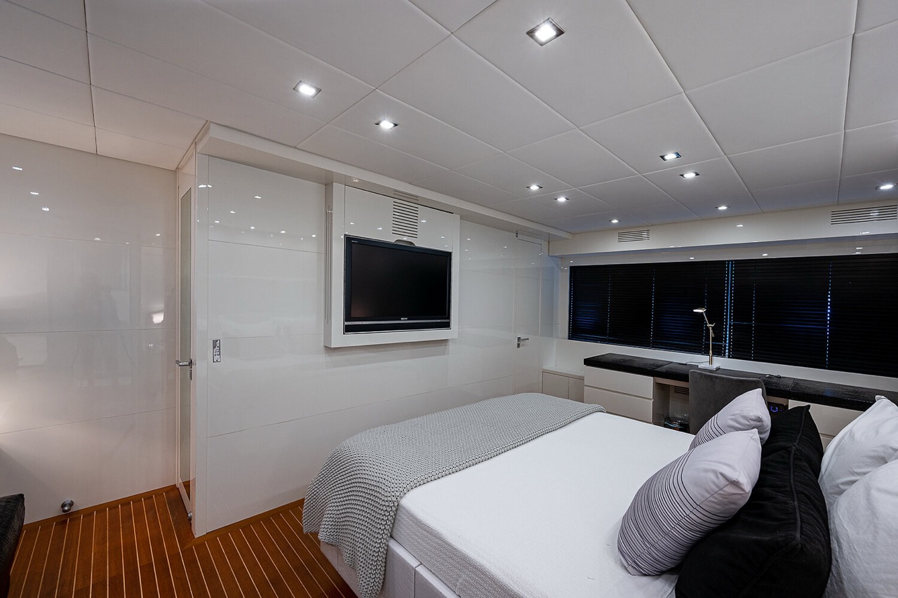 Leopard 98 ft - Bimini Charter 22 Evening profile β city lights