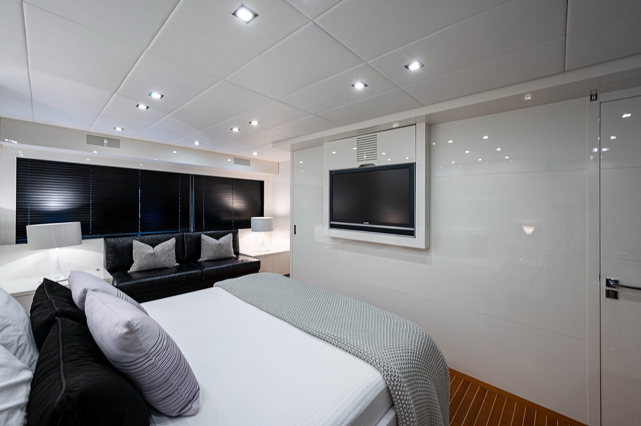 Leopard 98 ft - Bimini Charter 23 Aft deck dining β teak detail