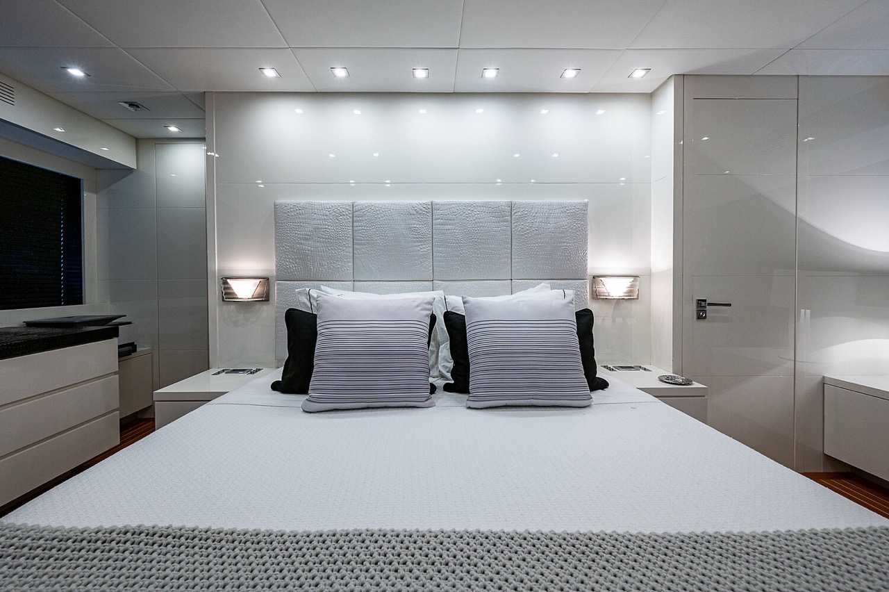 Leopard 98 ft - Bimini Charter 25 Cabin wardrobe space