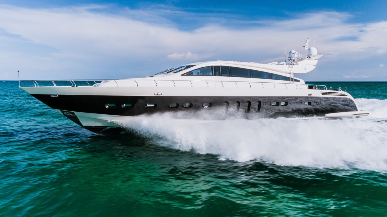 Leopard 98 ft - Bimini Charter 4 Aft cockpit dining setup