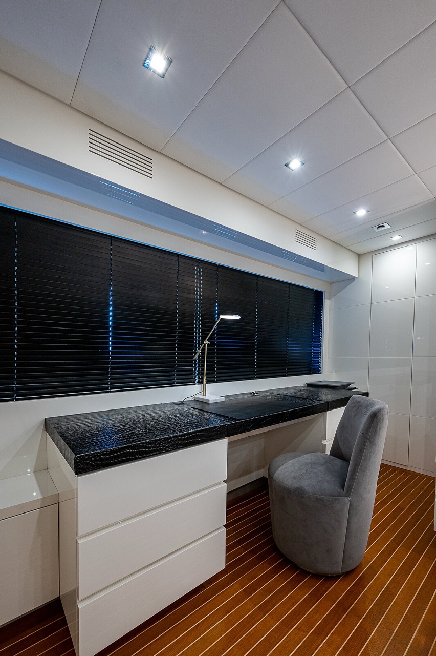 Leopard 98 ft - Bimini Charter 27 Lounge seating detail