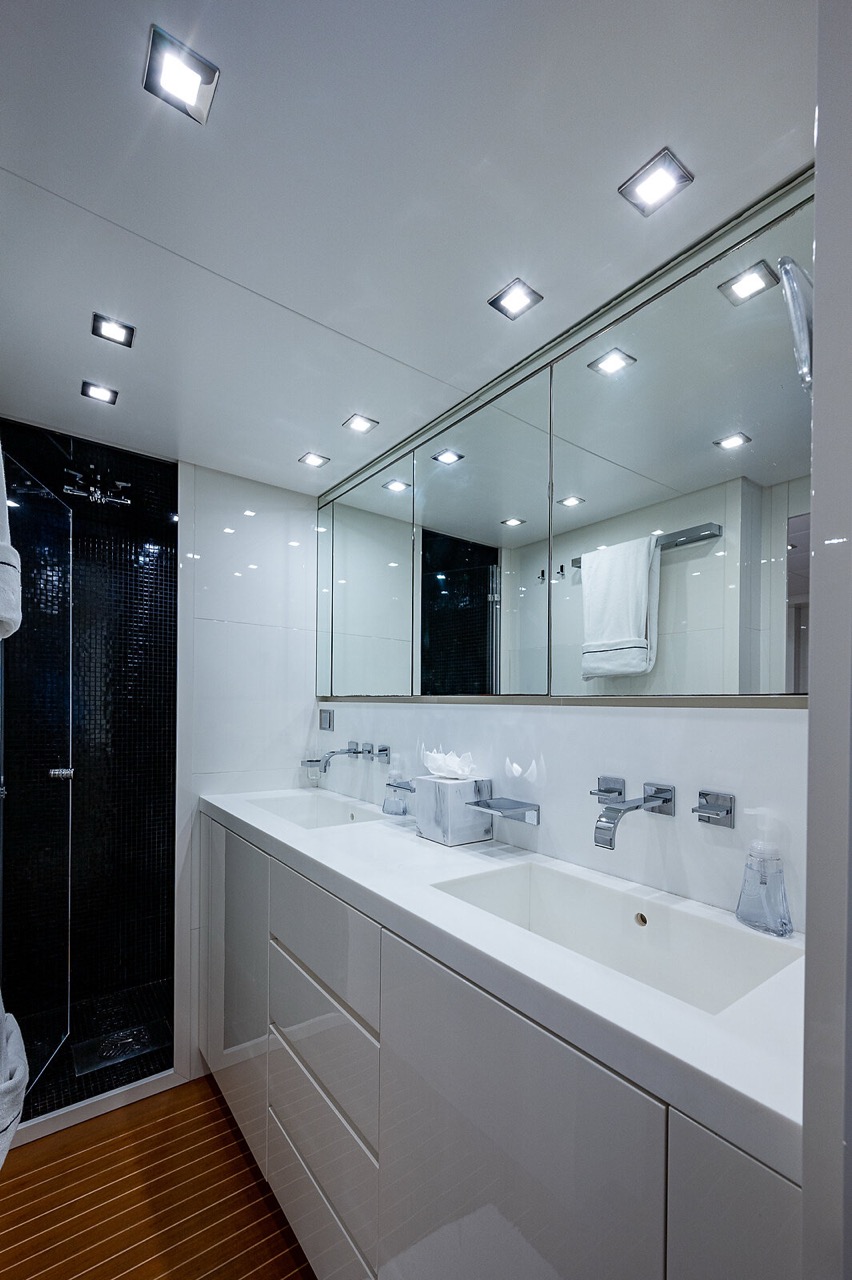 Leopard 98 ft - Bimini Charter 32 Night exterior β at dock