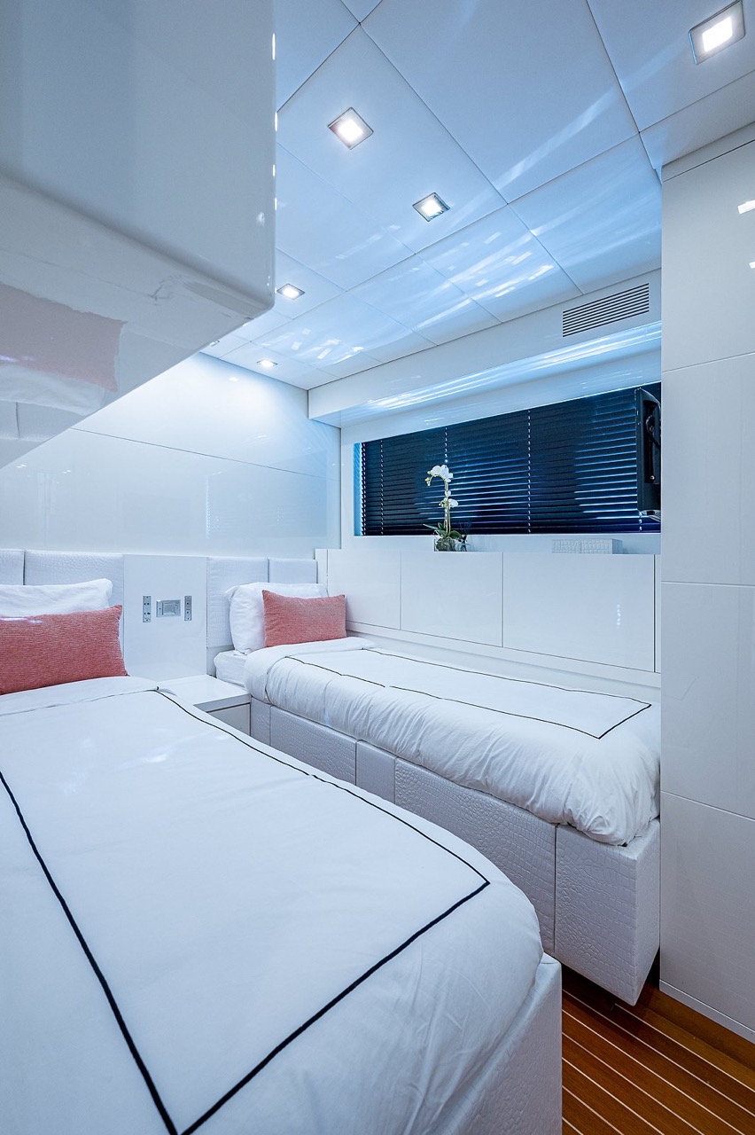 Leopard 98 ft - Bimini Charter 33 Interior lounge β alternate angle