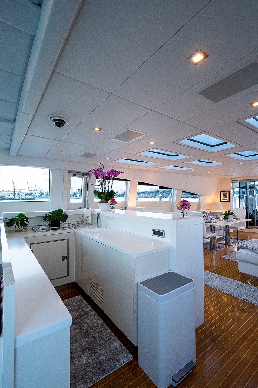 Leopard 98 ft - Bimini Charter 36 Bathroom fixtures β close-up