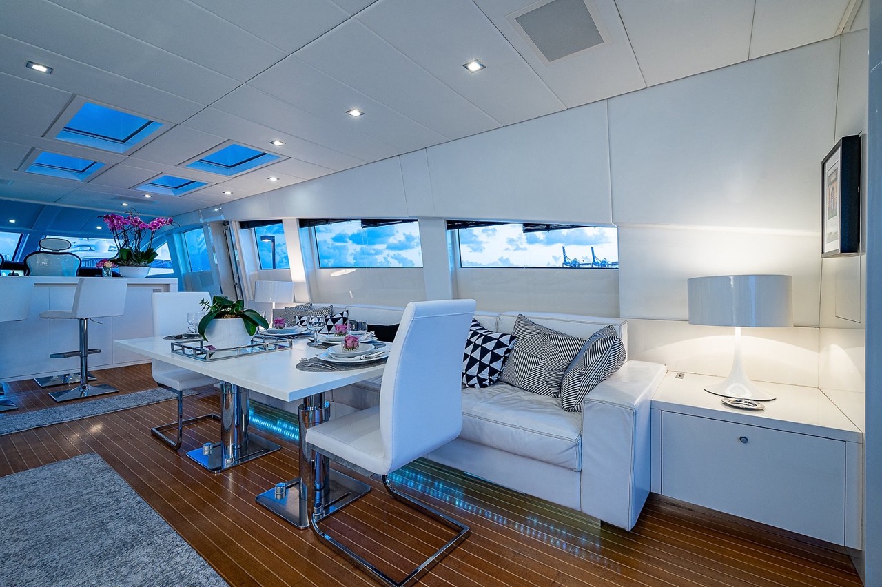 Leopard 98 ft - Bimini Charter 39 Salon media console and TV