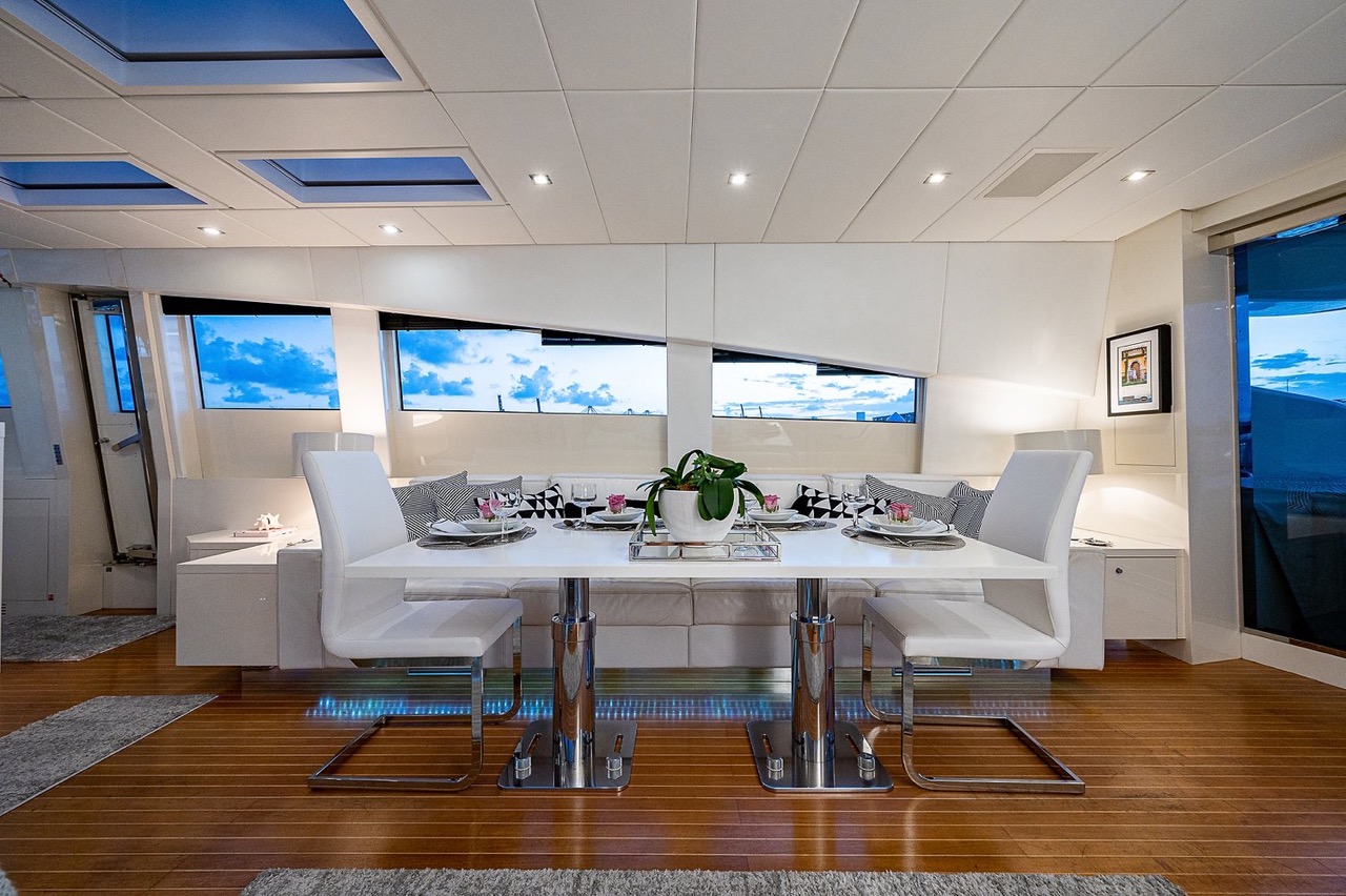 Leopard 98 ft - Bimini Charter 42 Cabin corridor β alternate perspective