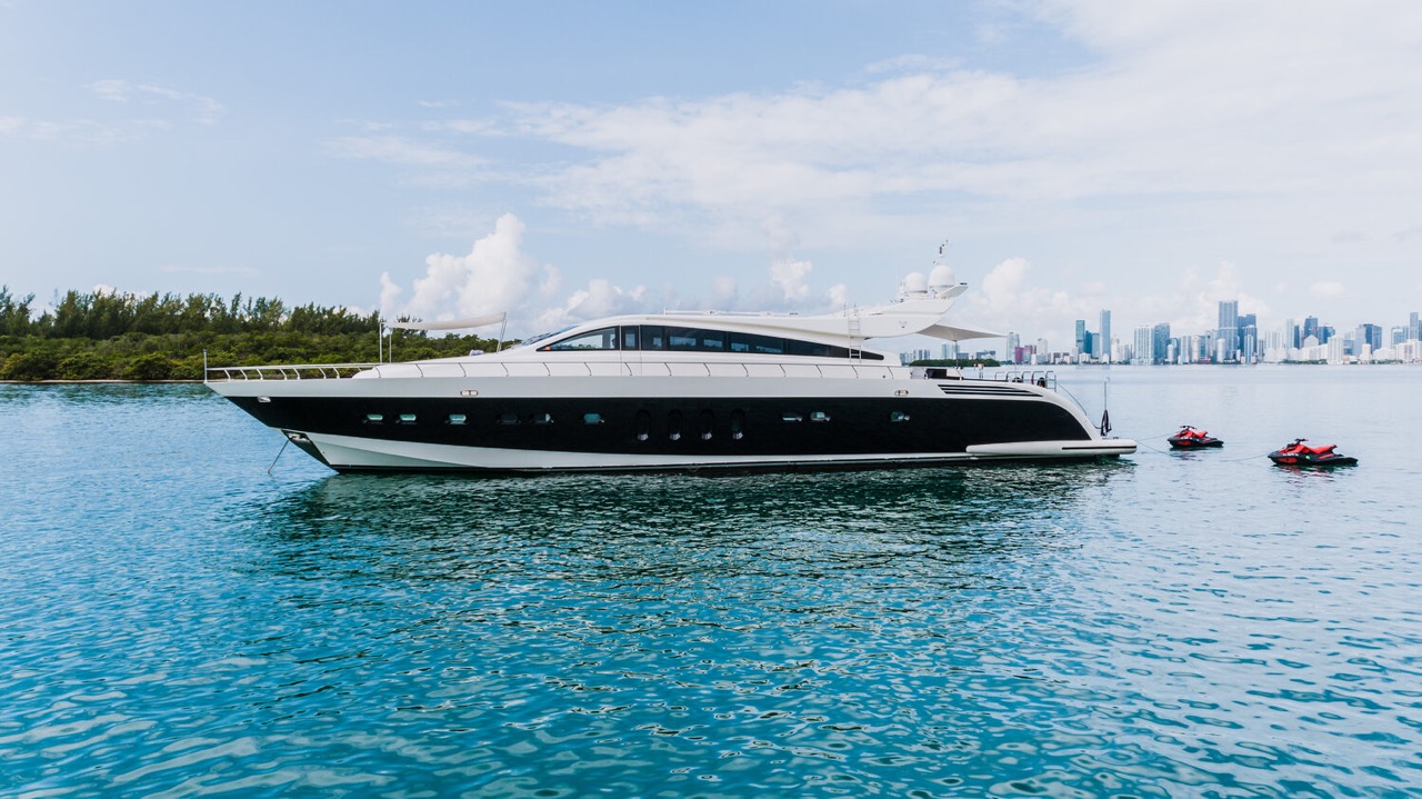Leopard 98 ft - Bimini Charter 6 Salon with panoramic windows