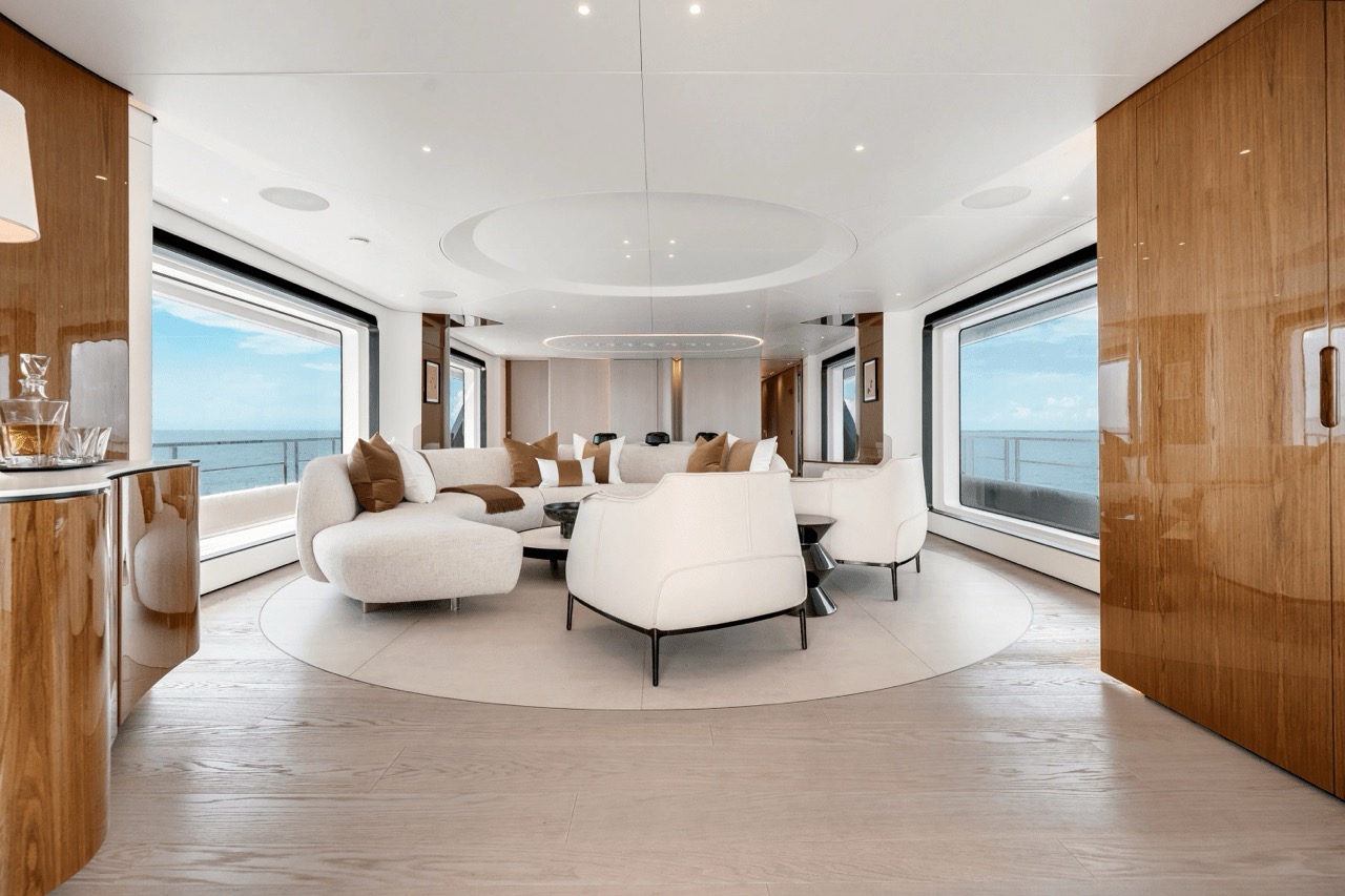 125 Azimut Grande 36 Metri (2025) - Bimini Charters 43 Lighting sconce β corridor
