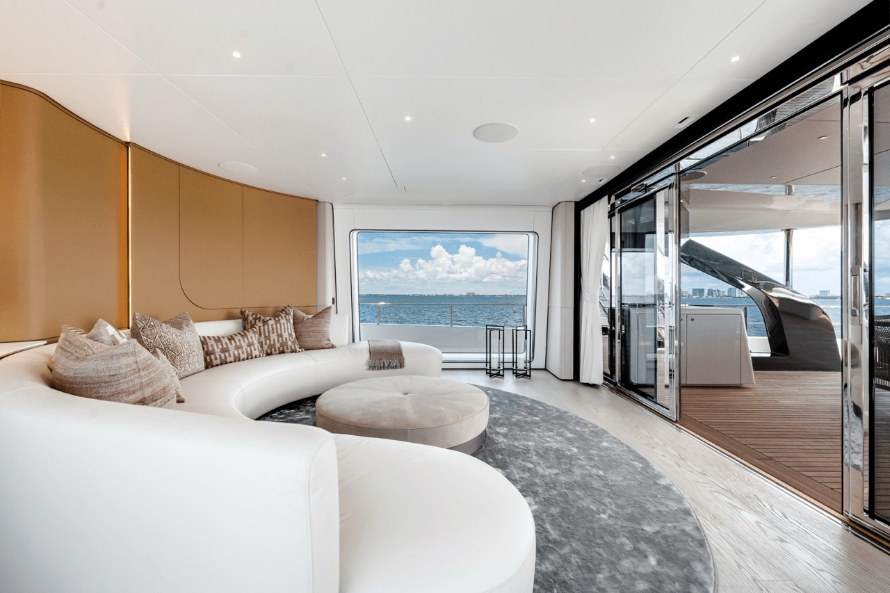 125 Azimut Grande 36 Metri (2025) - Bimini Charters 42 Ensuite β glass shower