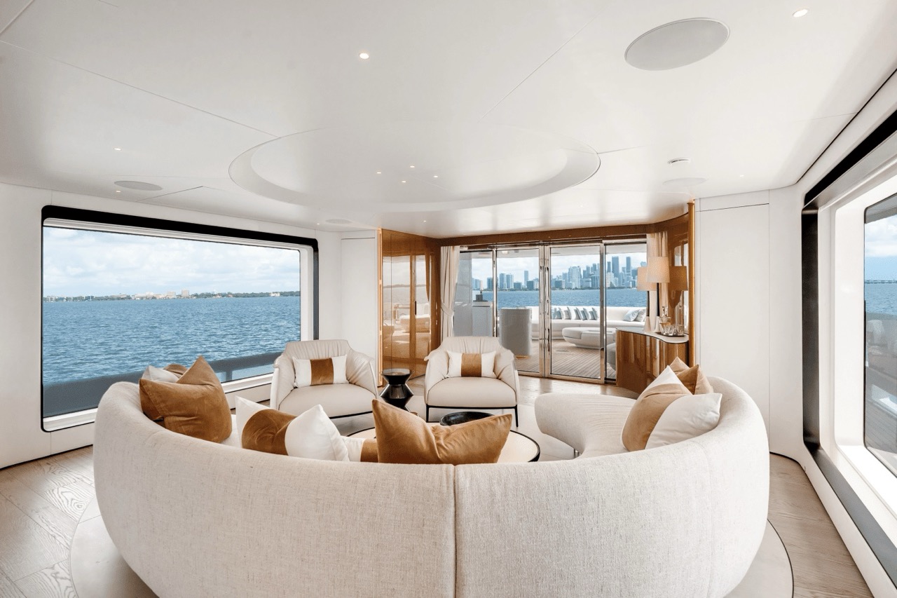 125 Azimut Grande 36 Metri (2025) - Bimini Charters 40 Wardrobe & storage β VIP