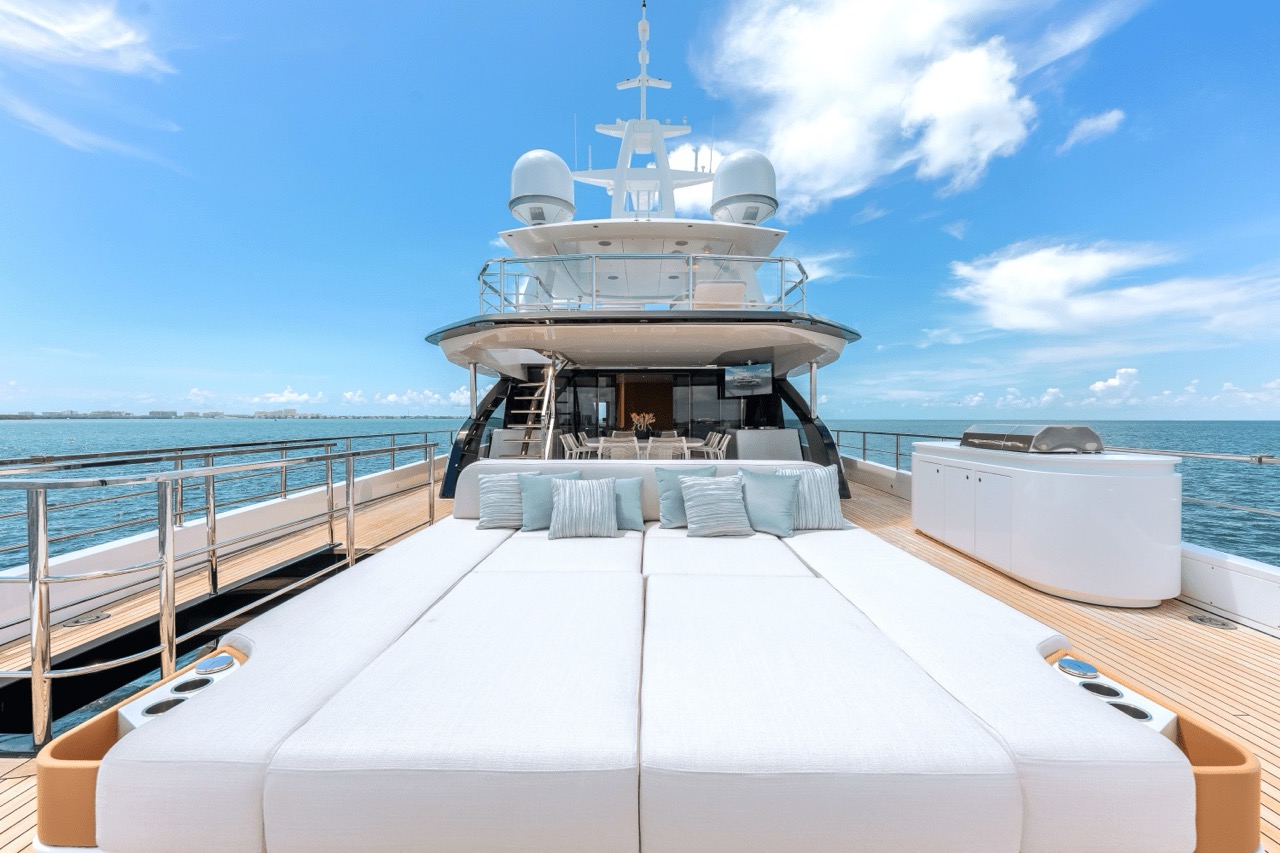125 Azimut Grande 36 Metri (2025) - Bimini Charters 39 VIP stateroom β alternative angle