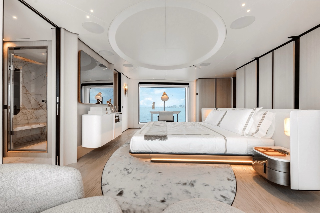 125 Azimut Grande 36 Metri (2025) - Bimini Charters 27 Port side walkway