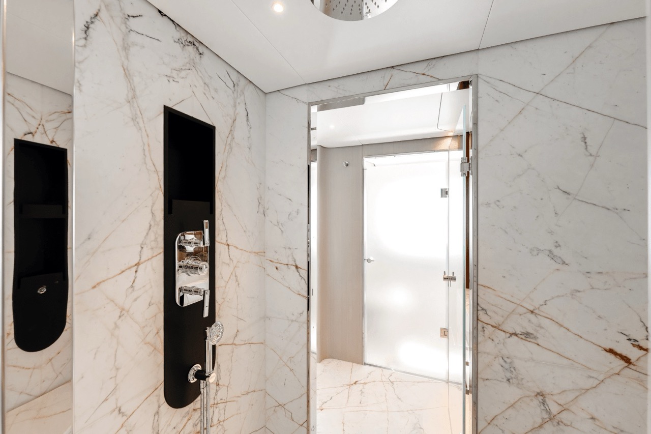 125 Azimut Grande 36 Metri (2025) - Bimini Charters 22 Hallway β cabin access