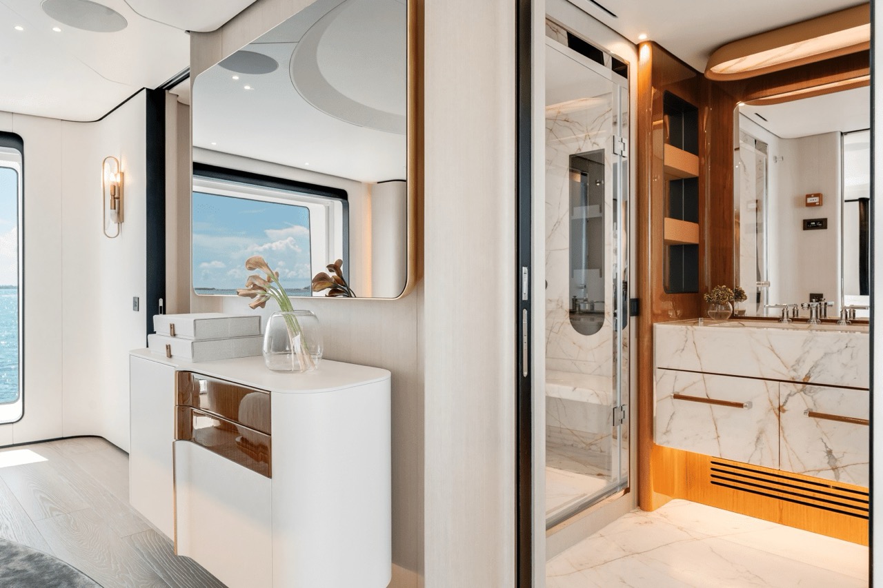 125 Azimut Grande 36 Metri (2025) - Bimini Charters 21 Guest head β vanity & shower