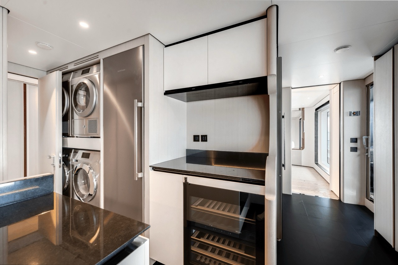 125 Azimut Grande 36 Metri (2025) - Bimini Charters 17 Master suite β king bed