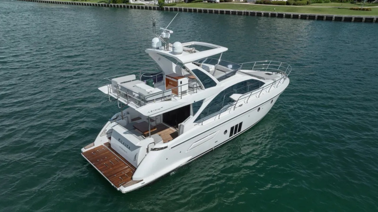 Azimut 50 ft - Bimini Charters 4 Galley appliances & storage
