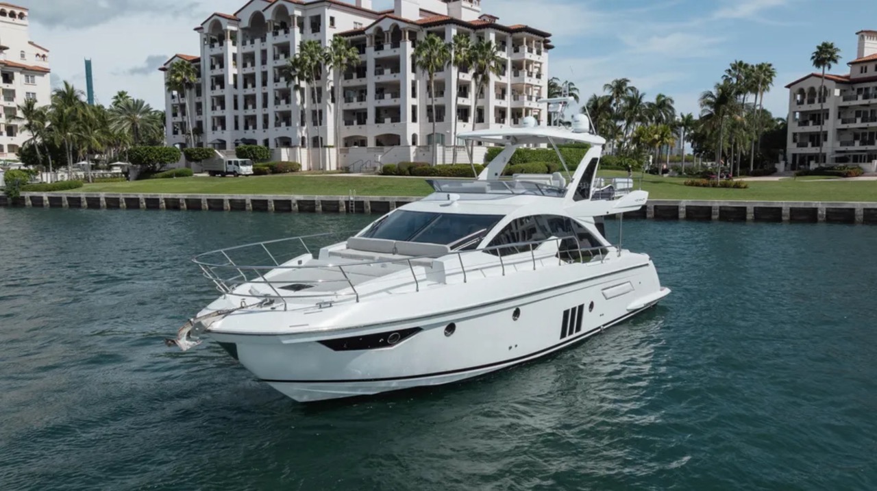 Azimut 50 ft - Bimini Charters 3 Dining area & helm seating
