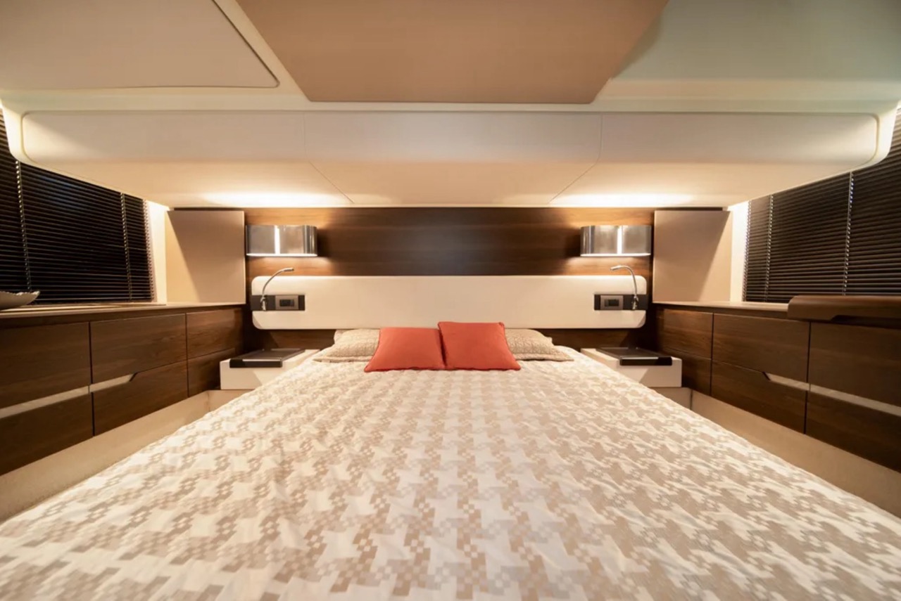 Azimut 50 ft - Bimini Charters 37 Salon seating β detail