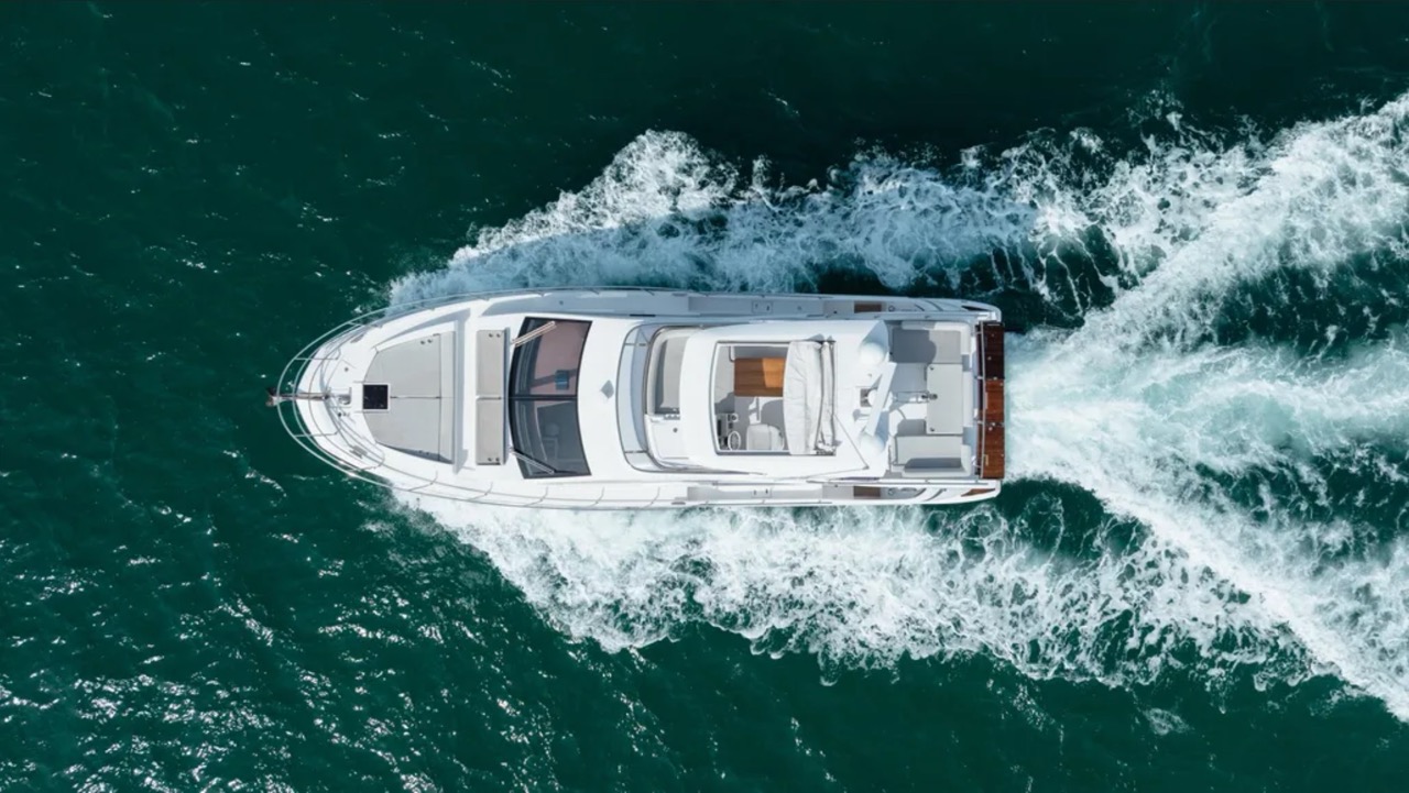 Azimut 50 ft - Bimini Charters 11 Lower deck corridor