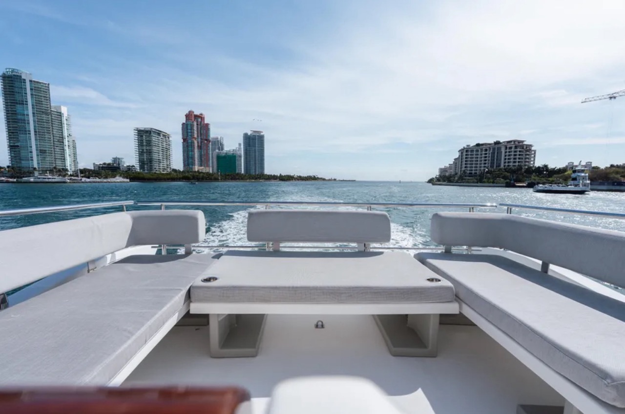 Azimut 50 ft - Bimini Charters 27 Salon lounge β angle 1