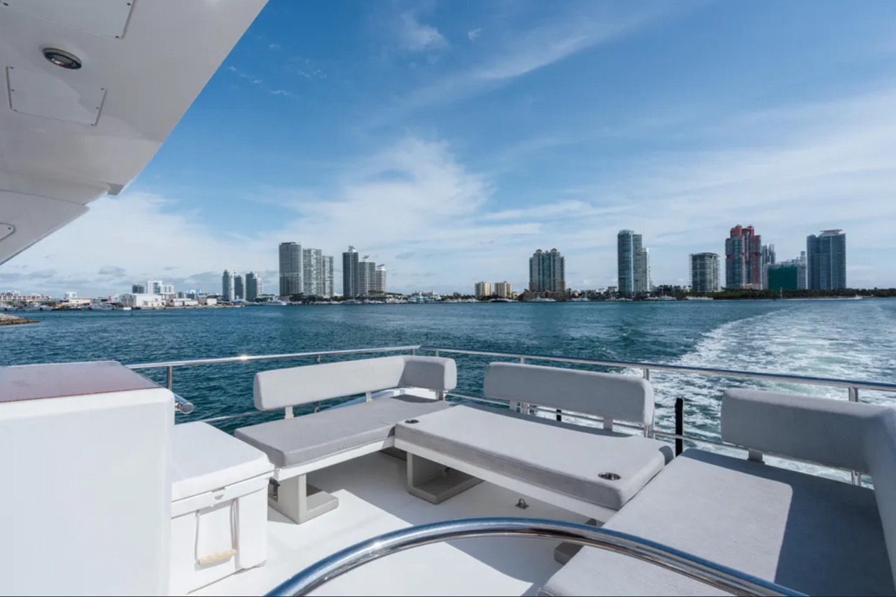 Azimut 50 ft - Bimini Charters 28 Salon lounge β angle 2