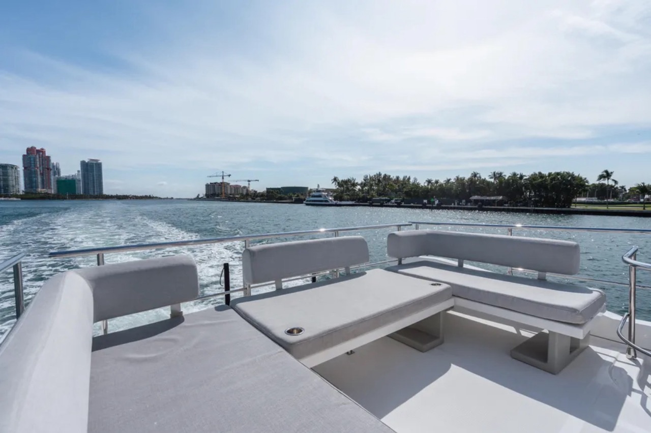 Azimut 50 ft - Bimini Charters 26 Transom access and cockpit