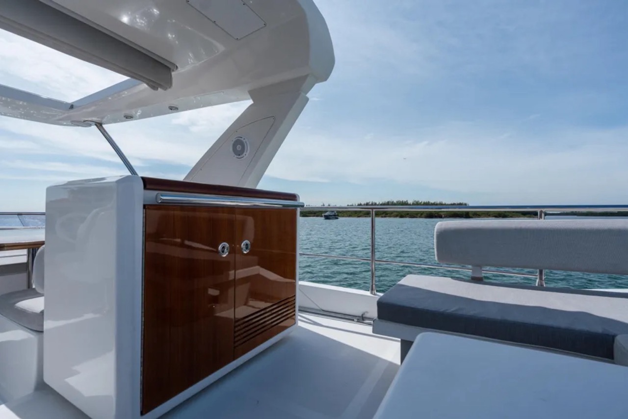 Azimut 50 ft - Bimini Charters 25 Salon media console detail