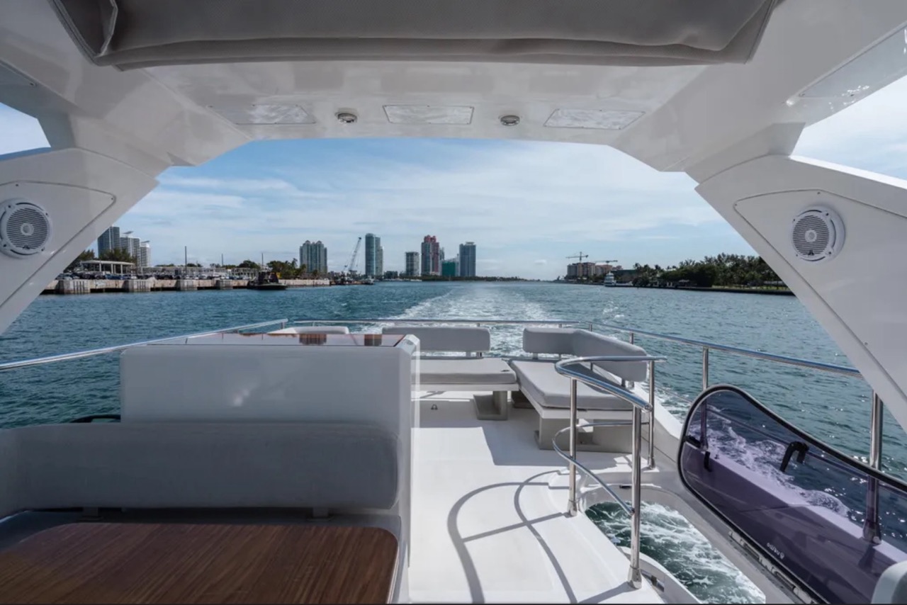 Azimut 50 ft - Bimini Charters 23 Overhead layout β at anchor