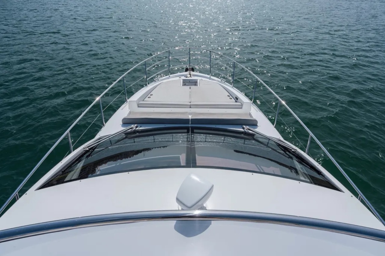 Azimut 50 ft - Bimini Charters 18 Stateroom β twin berths