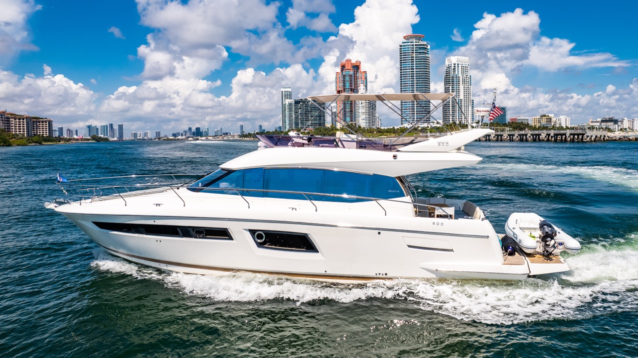 Prestige 55 ft - Bimini Charters 6 Flybridge helm and seating