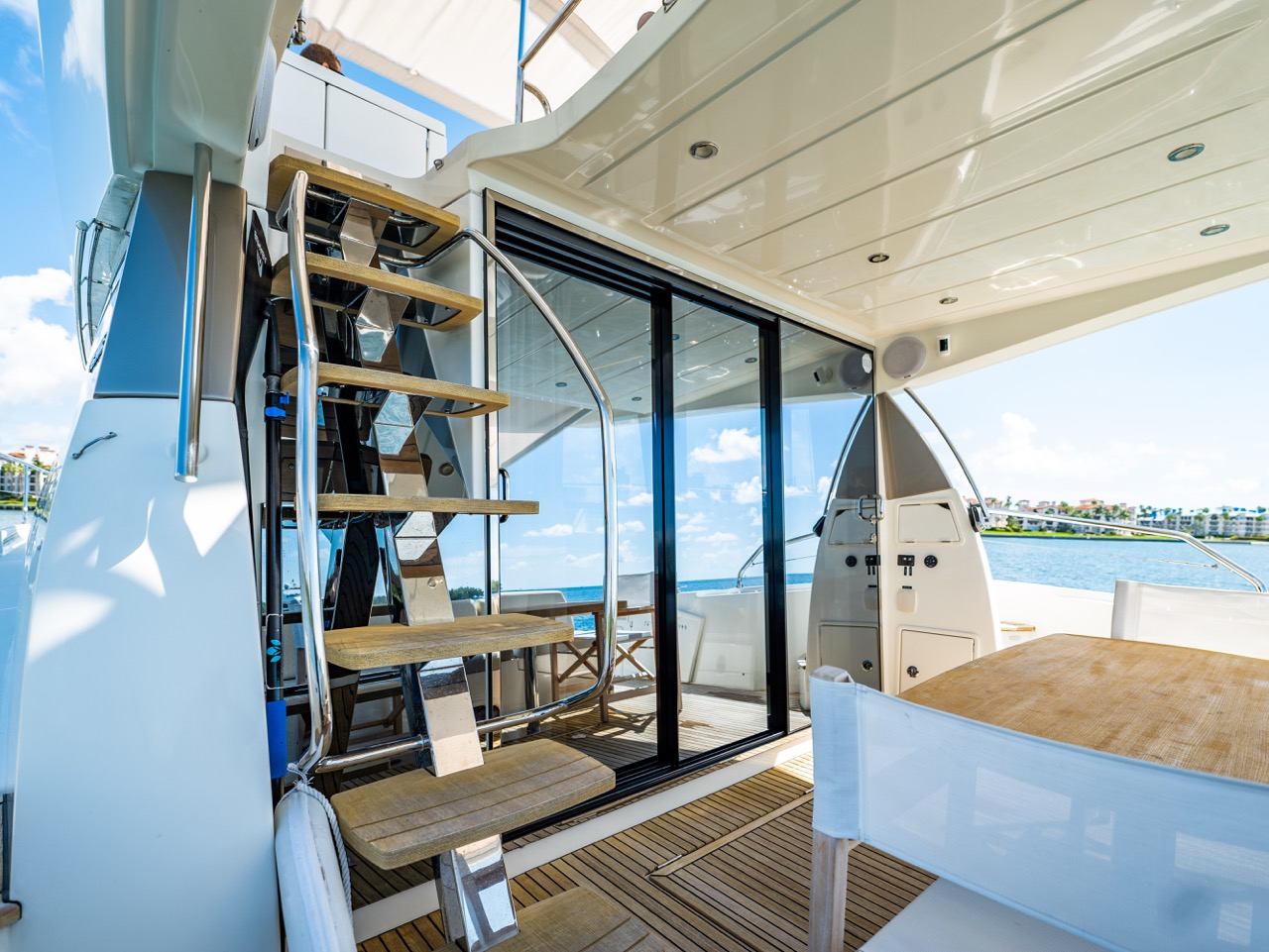 Prestige 55 ft - Bimini Charters 54 Bridge lounger β detail