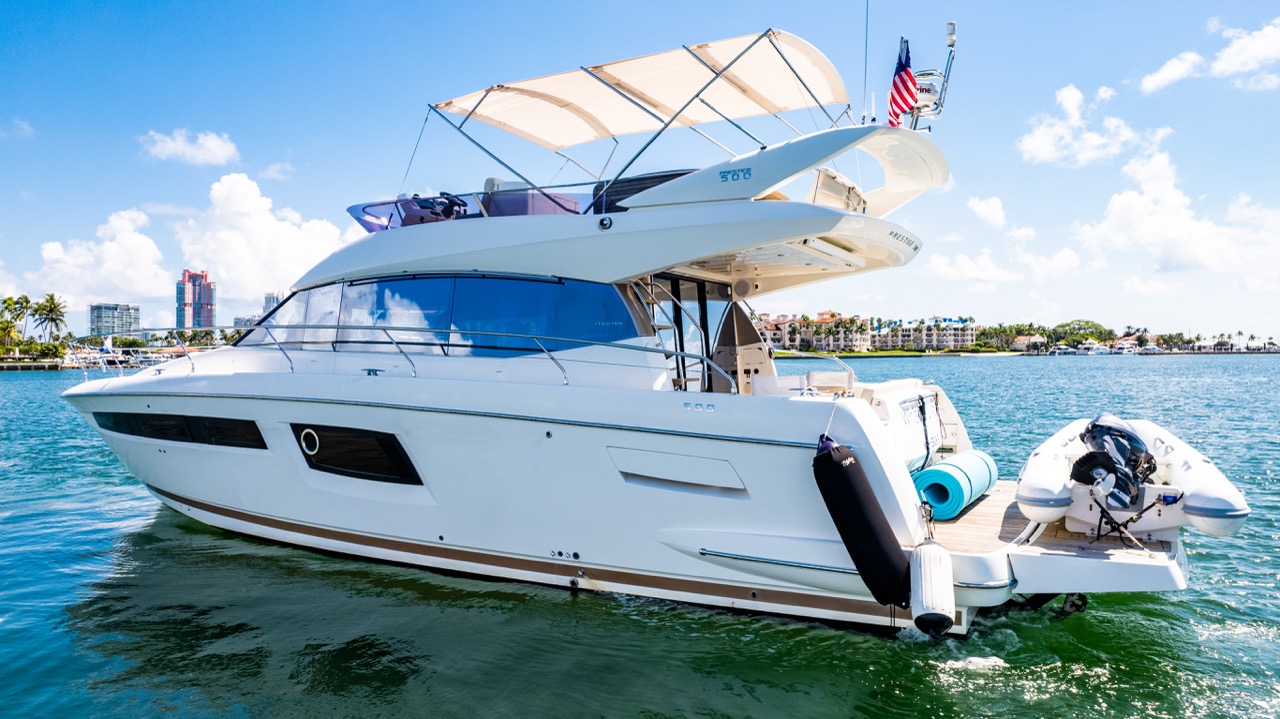 Prestige 55 ft - Bimini Charters 16 Companionway and storage