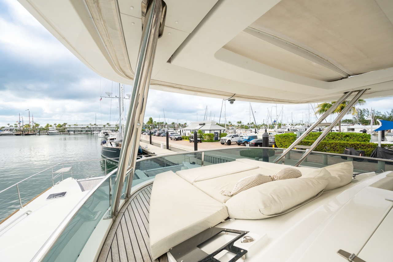 Lagoon Cat 70 ft - Bimini Charters 11 Dining table β Photo 14