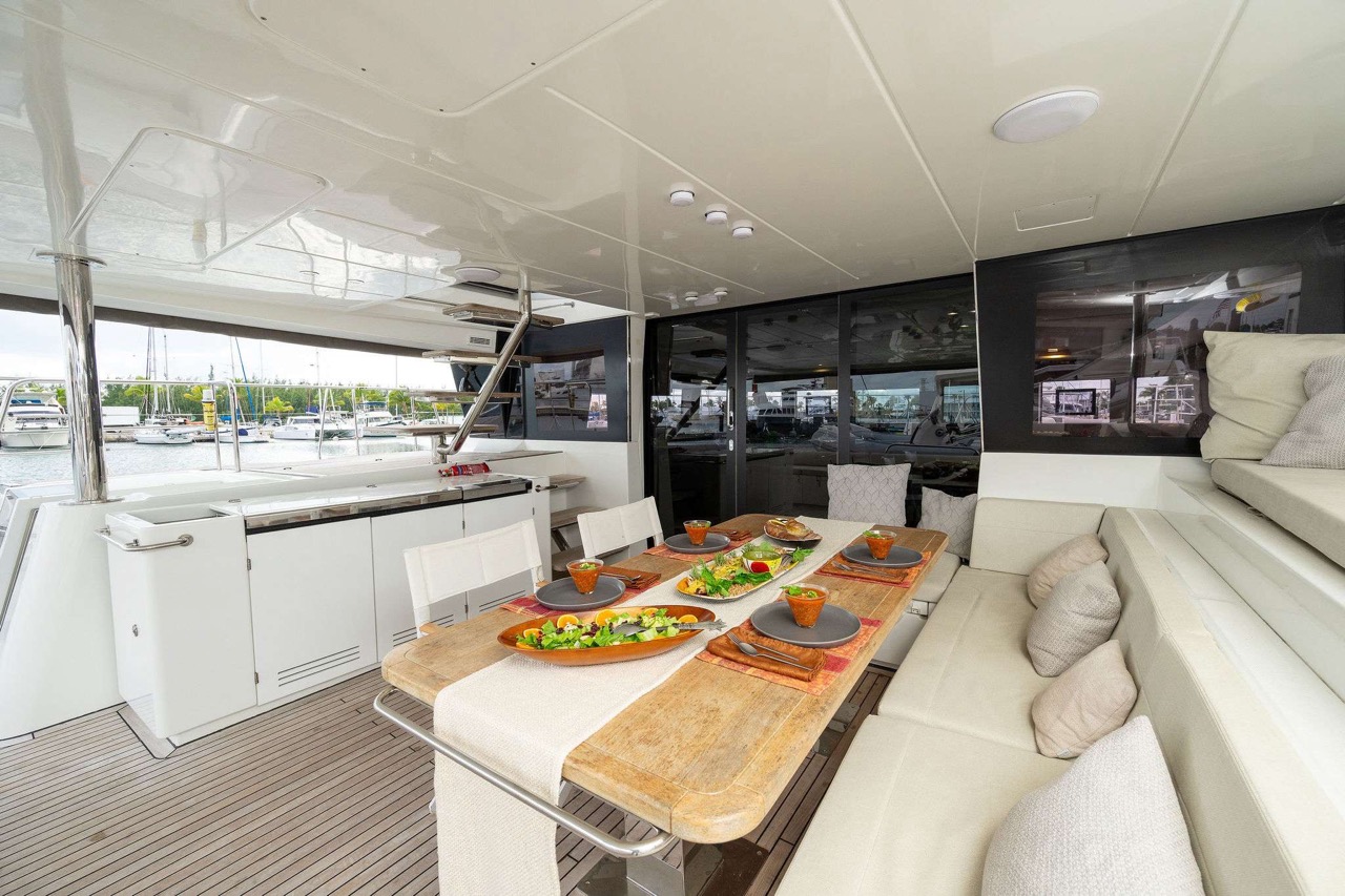 Lagoon Cat 70 ft - Bimini Charters 20 Salon panorama β Photo 3
