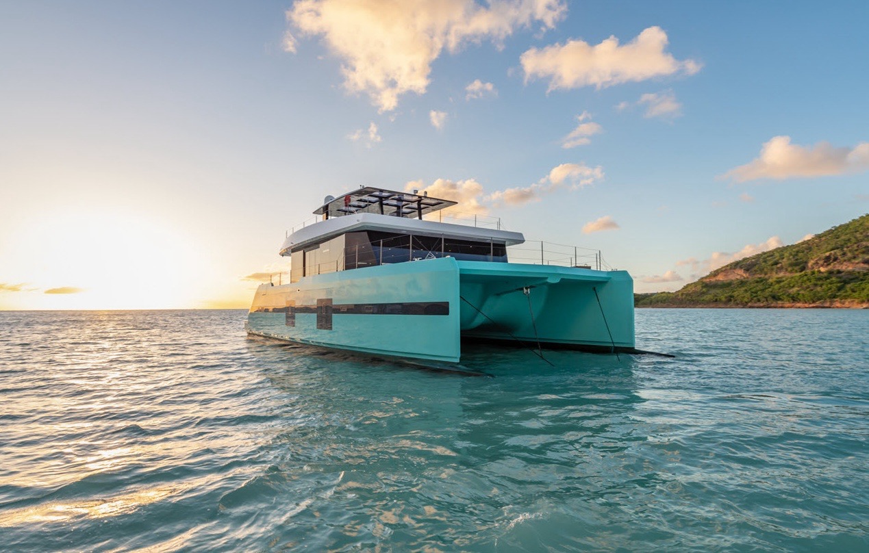 Sunreef Power Cat 70 ft - Bimini Charter 2 Flybridge lounge & helm