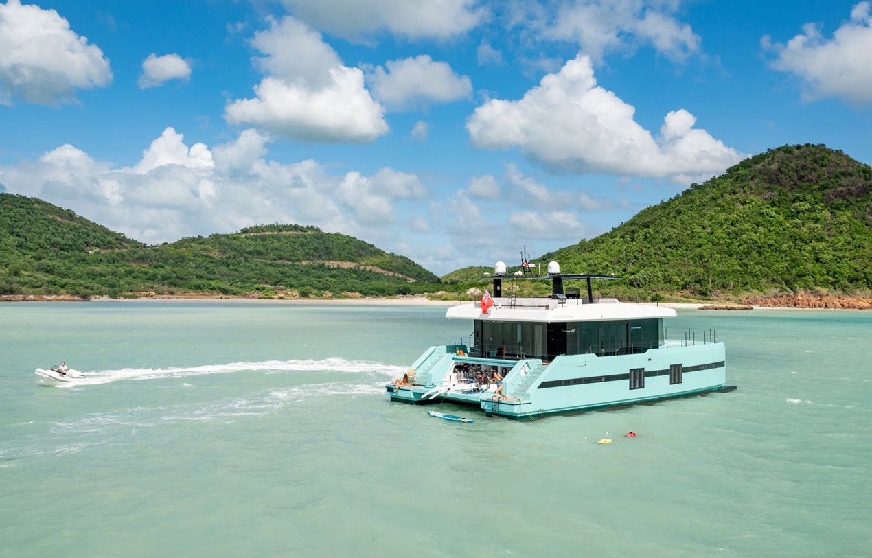 Sunreef Power Cat 70 ft - Bimini Charter 11 Primary suite β king berth