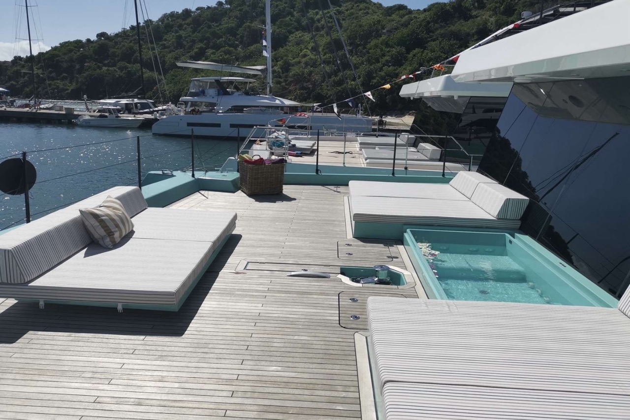 Sunreef Power Cat 70 ft - Bimini Charter 14 Bathroom β vanity & shower